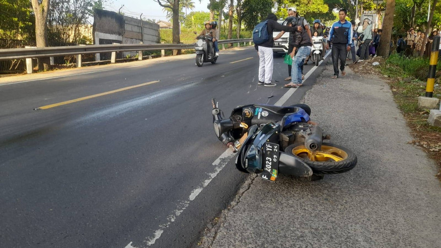 Oli Tumpah di Jalan Raya Sukabumi-Cianjur, Para Pemotor Berjatuhan - kumparan.com