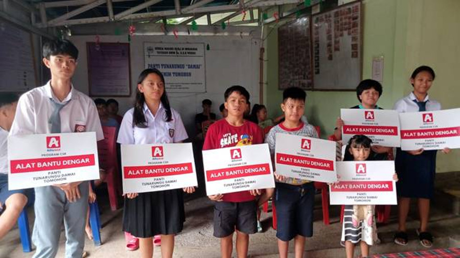 Alfamidi Bagikan Alat Bantu Dengar untuk 7 Anak di Tomohon - kumparan.com