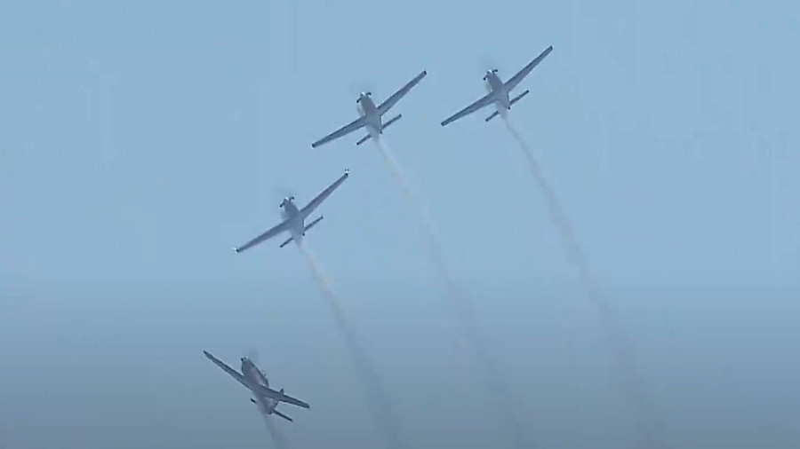 Atraksi Pesawat Tempur di HUT ke-79 TNI Buat Kagum Warga, Bentuk Love Sign - kumparan.com