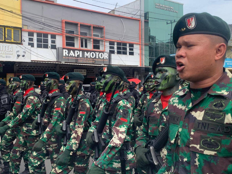 Foto: Animo Warga Palembang Saksikan Defile Alutsista di HUT TNI - kumparan.com