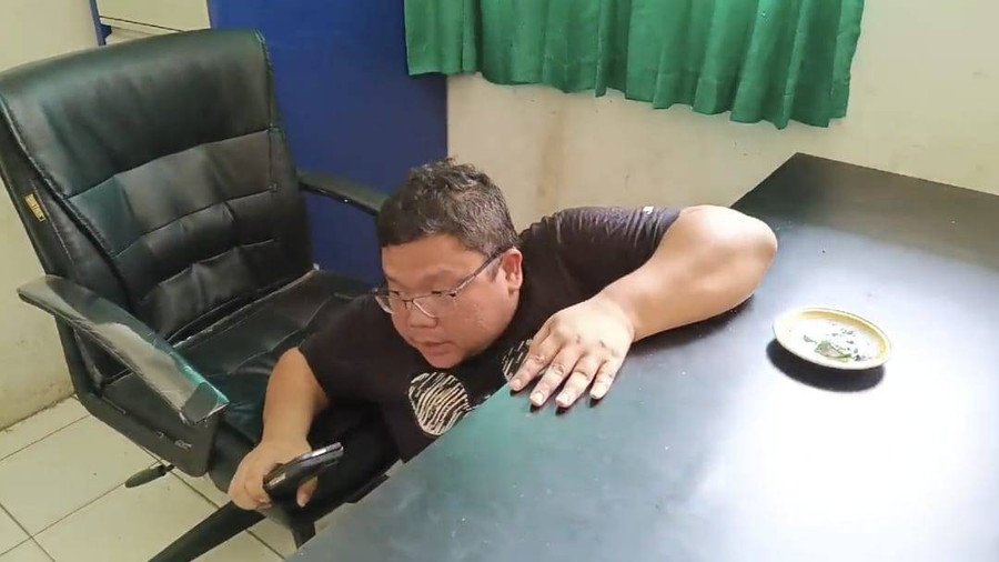 Detik-detik Camat di Pesawaran, Digerebek Warga Saat Sembunyi di Bawah Meja - kumparan.com