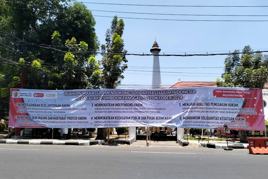 Aksi Cuti \'Mogok\' Massal Hakim: Spanduk Raksasa Terbentang di PN Makassar - kumparan.com