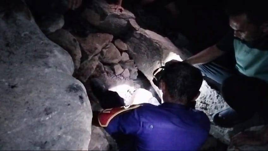 Damkar Lampung Selatan Bantu Cari Hp Emak-emak yang Jatuh di Tanggul Pantai - kumparan.com