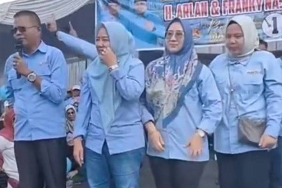 Calon Wali Kota Prabumulih Pamerkan 4 Istrinya saat Kampanye - kumparan.com