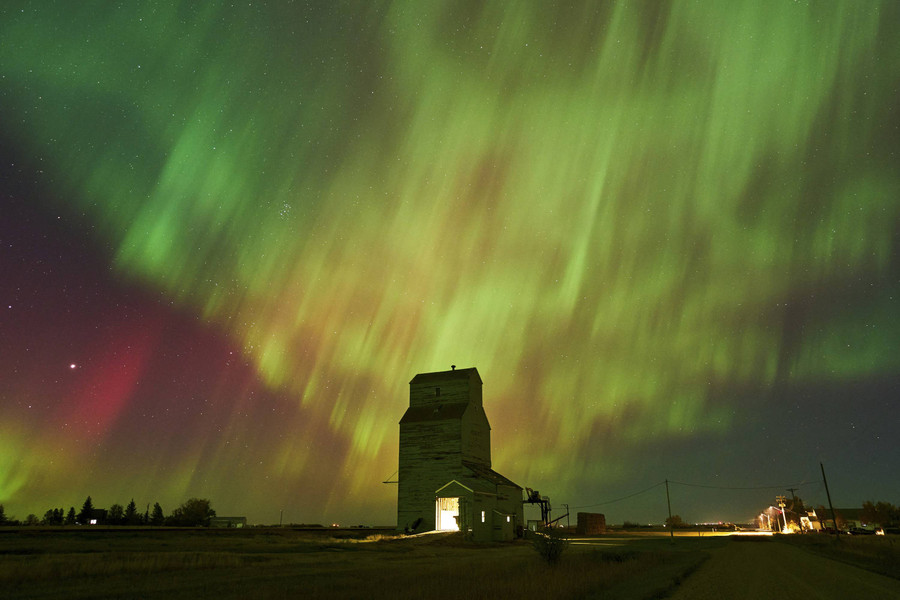 Foto: Indahnya Cahaya Aurora Borealis Menghiasi Langit Kanada