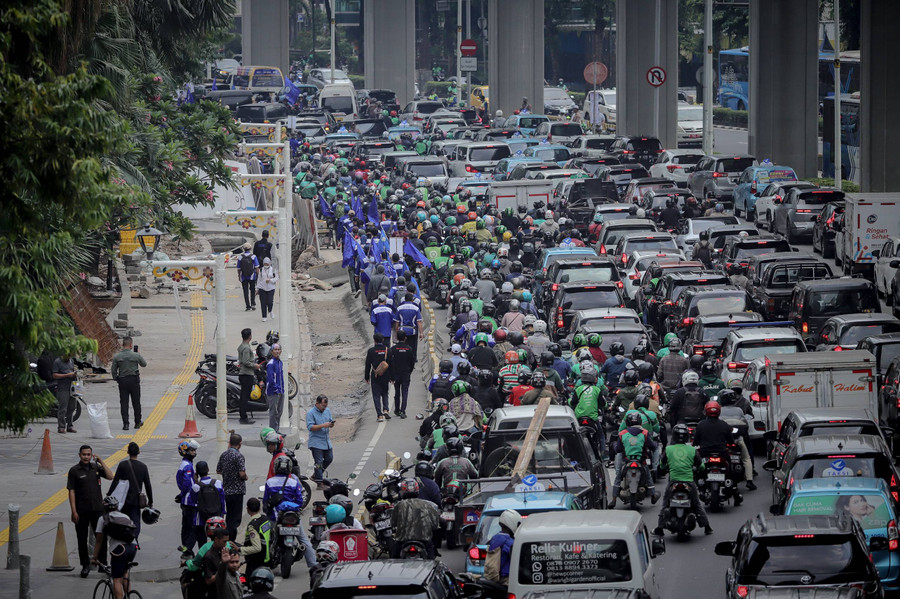Foto: Kemacetan Jalan Rasuna Said Imbas Unjuk Rasa di depan Kemenkes - kumparan.com