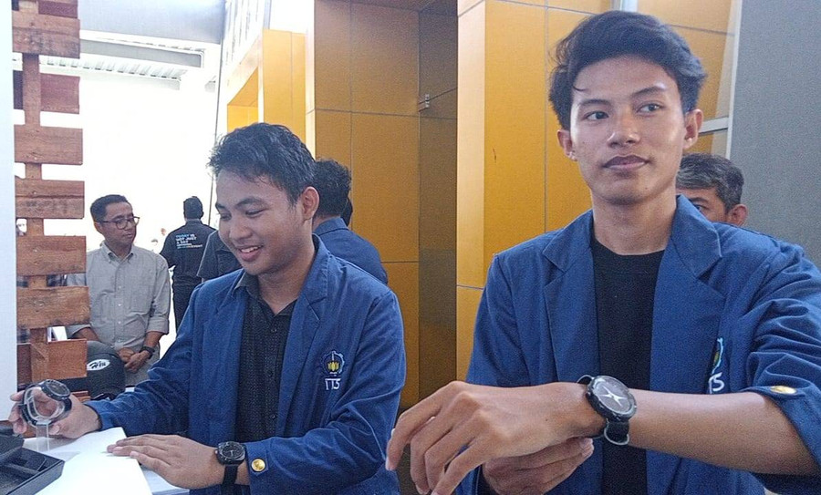 Mahasiswa di Surabaya Olah Limbah Plastik jadi Jam Tangan Trendi - kumparan.com