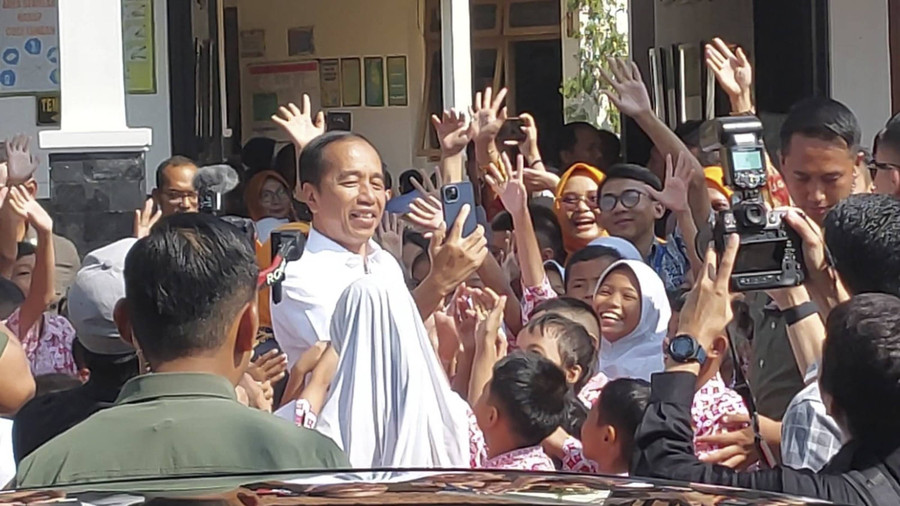 H-8 Lengser, Jokowi Kunjungi SD, SMP dan SMA-nya di Solo: Bagi Amplop hingga Tas - kumparan.com