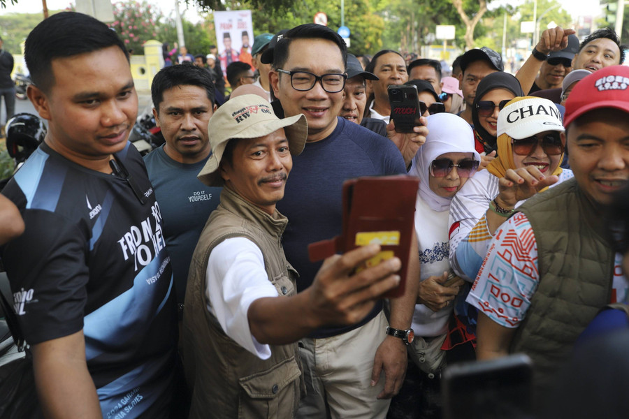 Foto: Ridwan Kamil Selfie Bareng Warga di BKT Jakarta Timur - kumparan.com