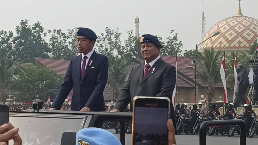 Momen Jokowi-Prabowo Kompak Pakai Baret Brimob dan Naik Maung di Mako Brimob