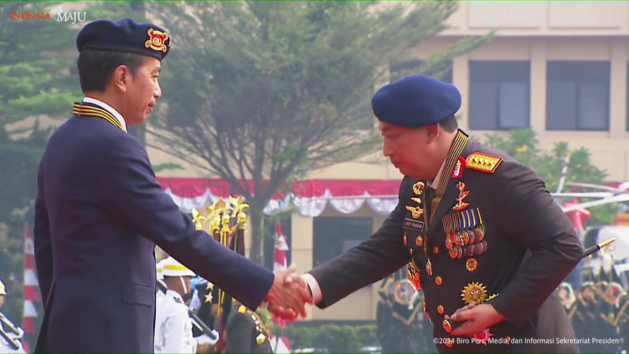 Jokowi Terima Medali Loka Praja Samrakshana: 10 Tahun Berjasa Membangun Polri - kumparan.com