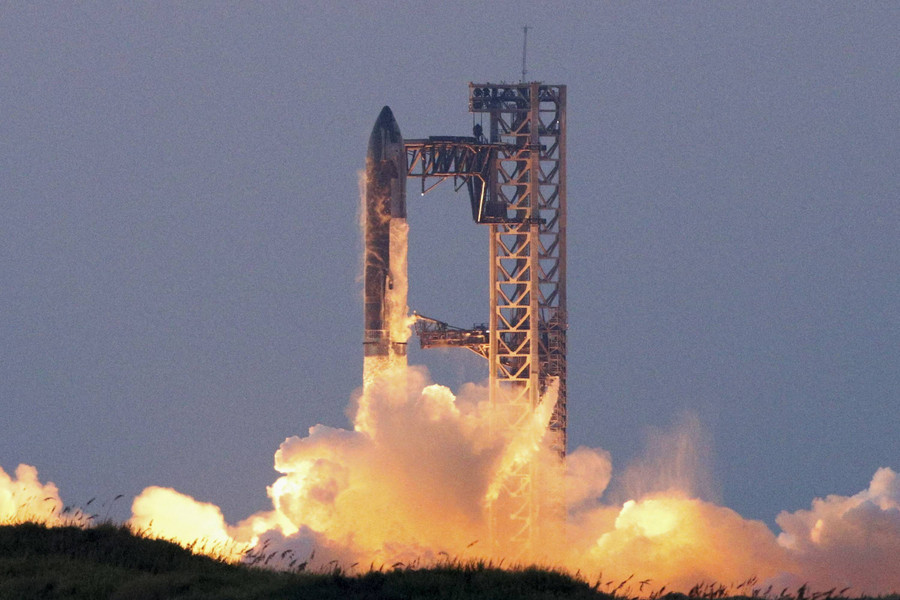 Foto: SpaceX Luncurkan Roket yang Bisa Balik ke Landasan, Ditangkap 