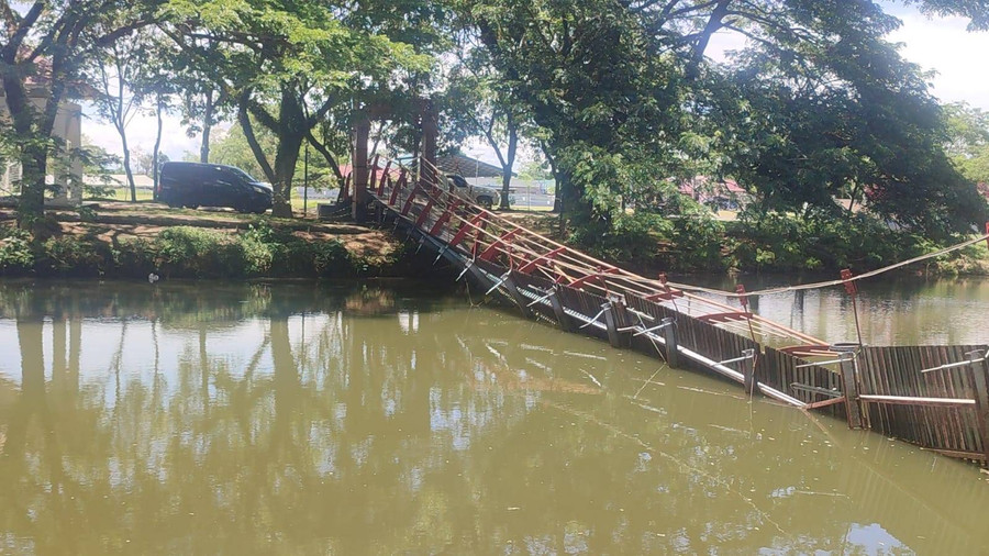 Ambruk Bikin Orang Jatuh, Jembatan Danau \'Taman Cadika\' Medan Ditutup - kumparan.com