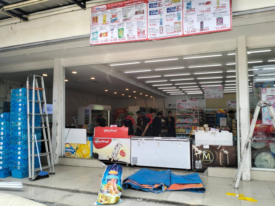 Minimarket di Depok Rusak Diseruduk Mobil Kakek yang Salah Oper Gigi - kumparan.com