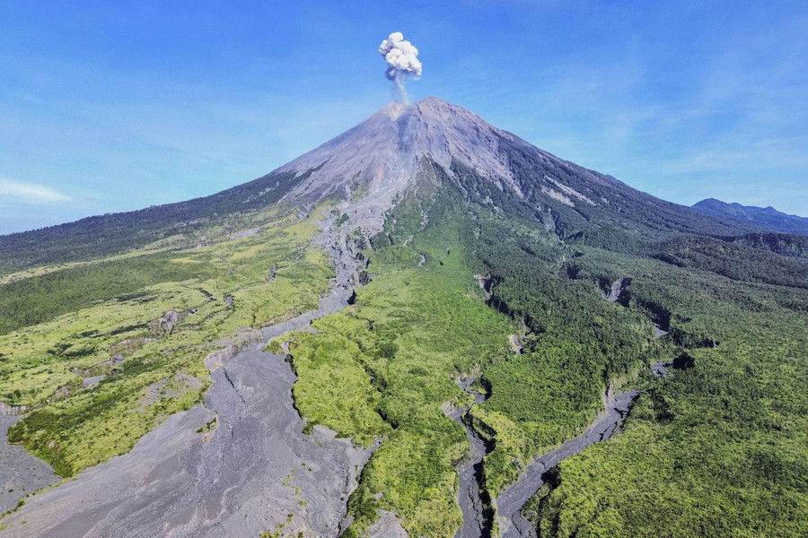 Foto: Asap Vulkanik Muncul dari Kawah Gunung Semeru di Jawa Timur - kumparan.com