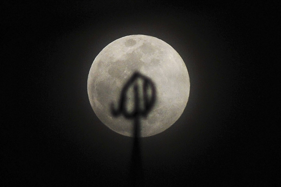 Foto: Cantiknya Fenomena Hunter Moon Dilihat dari Berbagai Daerah di Indonesia - kumparan.com