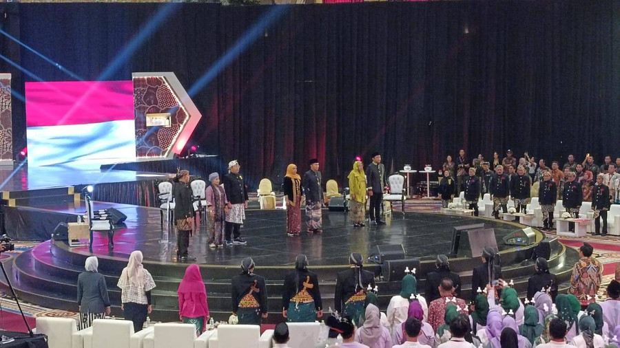 Debat Ke-1 Pilgub Jatim: 3 Paslon Kompak Pakai Baju Adat - kumparan.com