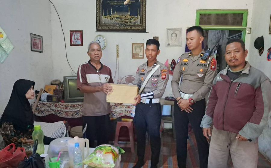 Satlantas Polres Sekadau Berikan Bantuan kepada Warga Sakit - kumparan.com