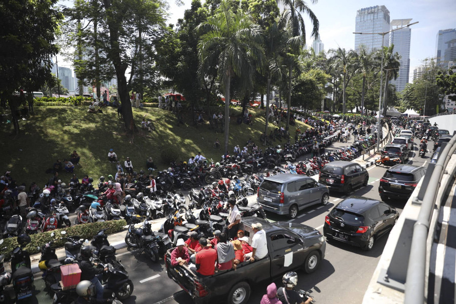 Foto: Kendaraan Parkir Sebabkan Kemacetan di Depan Jalan Galunggung - kumparan.com
