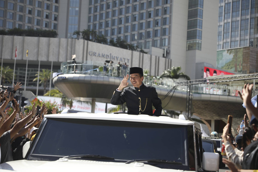Hormat dan Senyum Jokowi Sapa Masyarakat yang Iringi Kepulangannya Menuju Solo