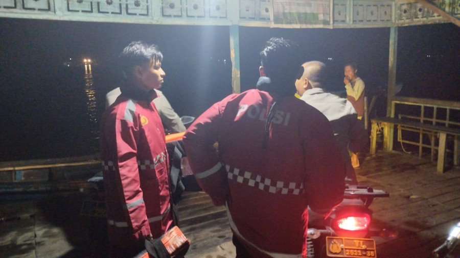 Perahu Speed Terbalik di Sekadau, Polisi: 16 Orang Selamat, 3 Masih Dicari - kumparan.com