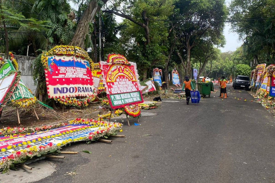 Karangan Bunga Berserakan di Depan Rumah Prabowo, Pasukan Oranye Langsung Garap - kumparan.com