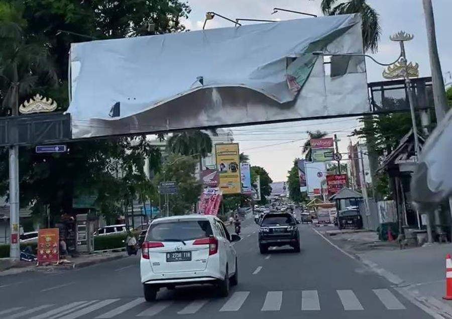 Baliho Depan Grand Mercure Lampung Sobek, Bahayakan Pengendara di Jalan Raya - kumparan.com