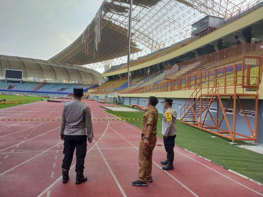Atap Stadion Wibawa Mukti Bekasi Roboh Diterpa Angin Kencang - kumparan.com