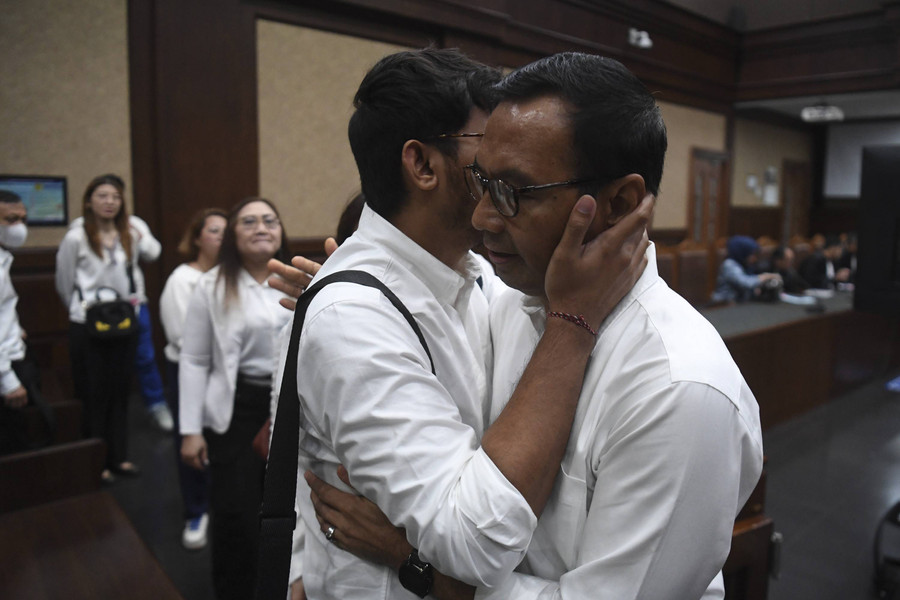 Foto: Berpelukan Usai Sidang Vonis Kasus Korupsi Proteksi TKI - kumparan.com