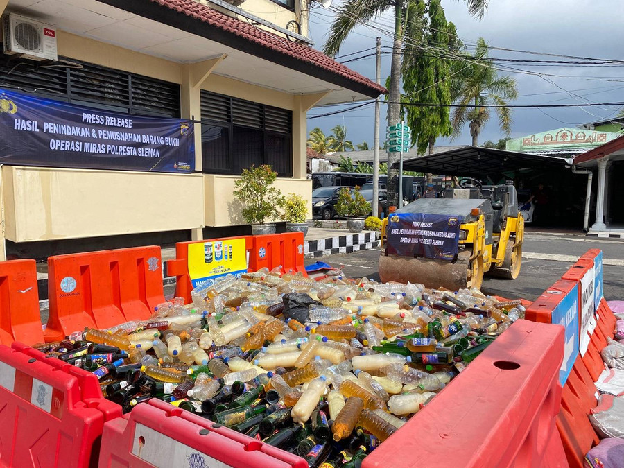 10.500 Botol Miras Dimusnahkan Serentak oleh Polres dan Polresta se-DIY - kumparan.com