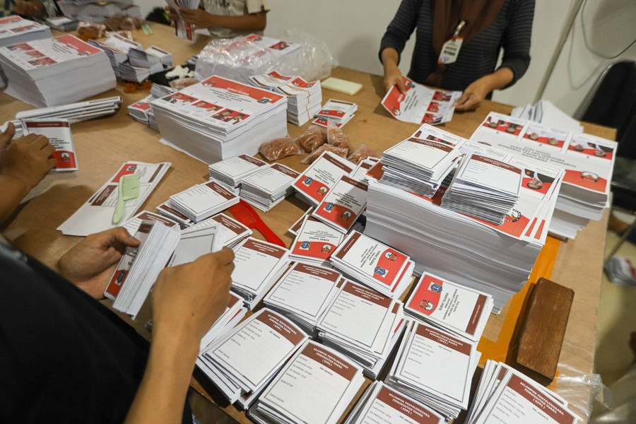 Foto: Kesibukan Pekerja saat Penyortiran Surat Suara di KPU Jakarta Pusat - kumparan.com