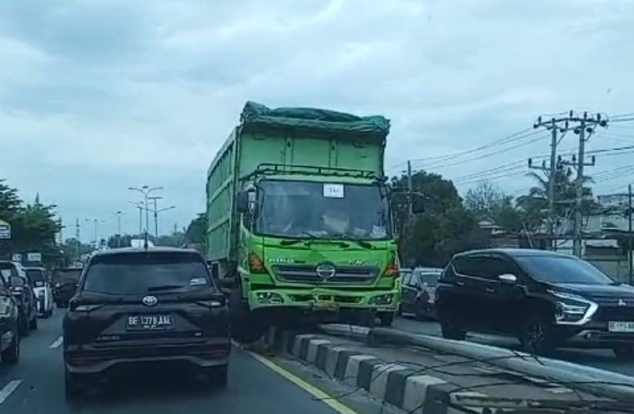 Truk Tabrak Pembatas dan Tiang Lampu, Sebabkan Macetan Panjang di Bandar Lampung - kumparan.com