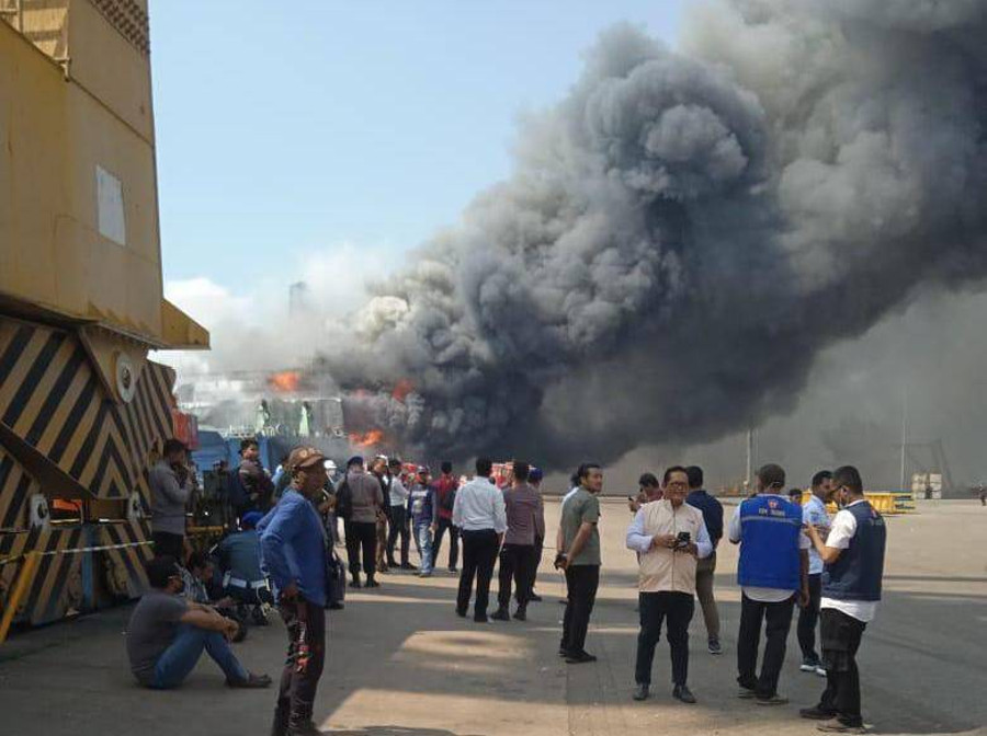 Setahun Pasca Kebakaran KMP Mutiara Berkah I, Pemilik Truk Desak Hak Pengambilan - kumparan.com