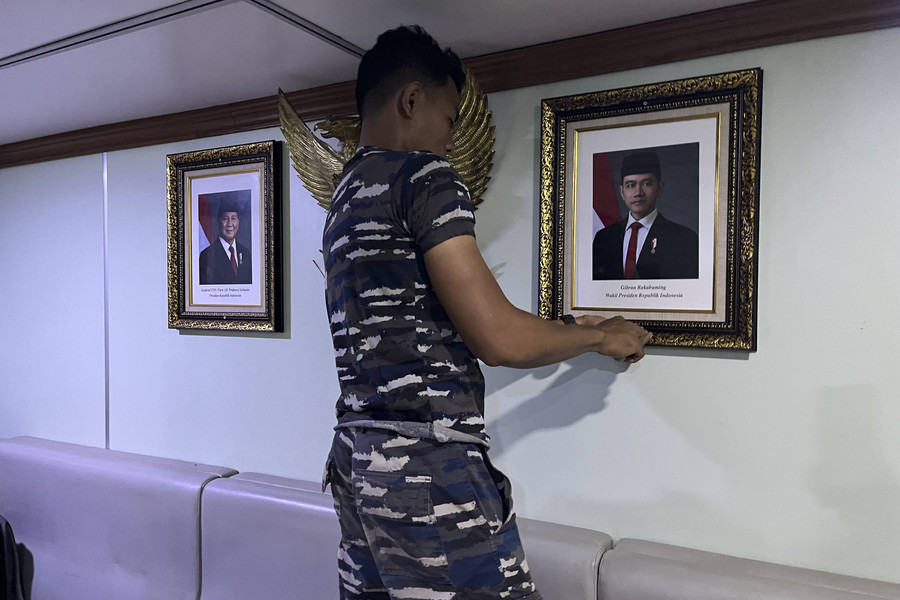 Foto: Momen Foto Jokowi-Maruf Amin Diganti Prabowo-Gibran di KRI Posepa 870 - kumparan.com