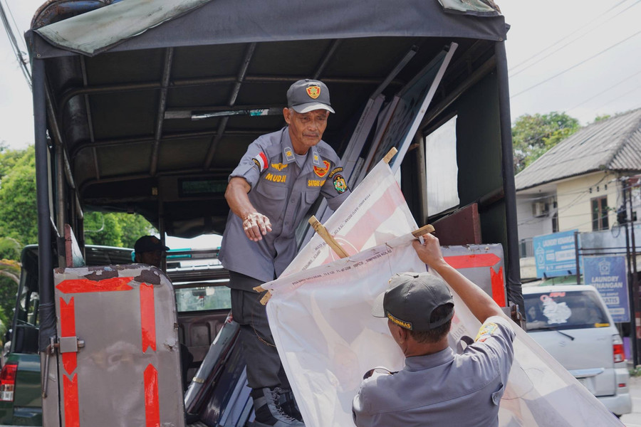 Satpol PP Kota Yogya Tertibkan APK yang Langgar Aturan, Libatkan 135 Personel - kumparan.com