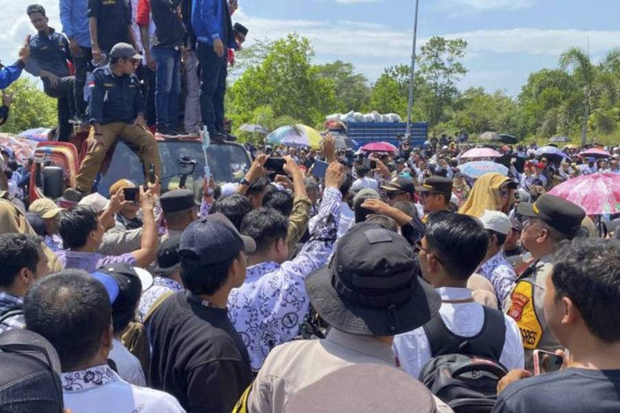 Massa Guru Padati PN Andoolo Konawe Dukung Supriyani yang Jalani Sidang - kumparan.com