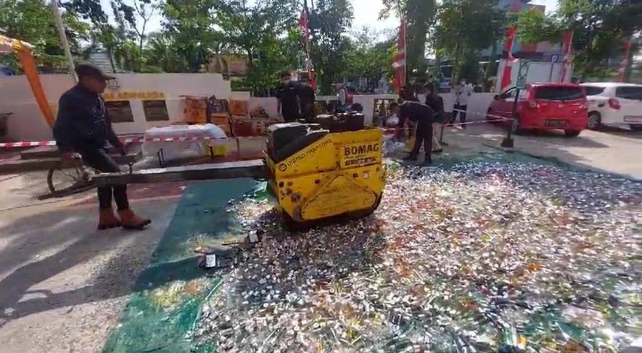 Kejari Pontianak Musnahkan 2.500 Parfum Ilegal Mengandung Bahan Berbahaya - kumparan.com