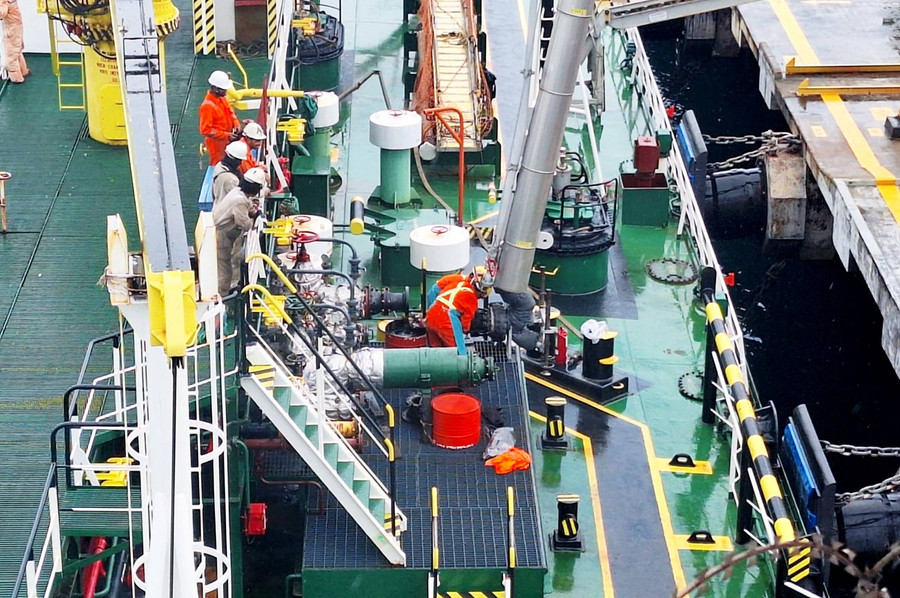 Pertamina International Shipping Angkut 3.000 Metrik Ton Aspal Cair - kumparan.com