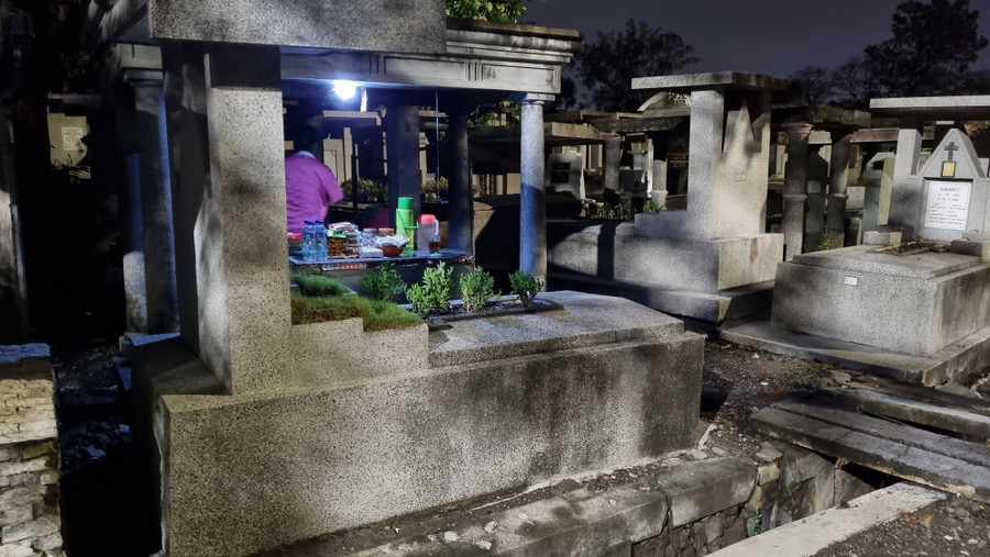 Menikmati Kopi di Tengah Makam Kristen Kembang Kuning Surabaya - kumparan.com