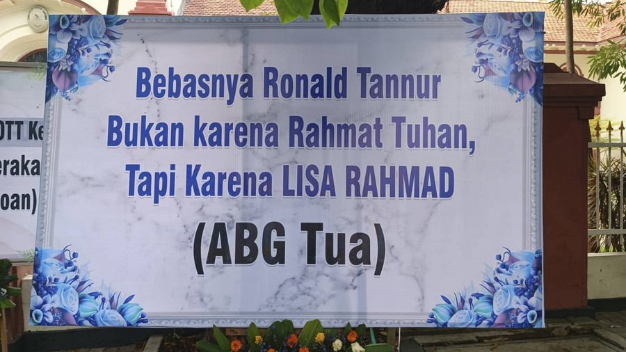 Karangan Bunga di PN Surabaya Usai 3 Hakim Pembebas Ronald Tannur Dicokok - kumparan.com