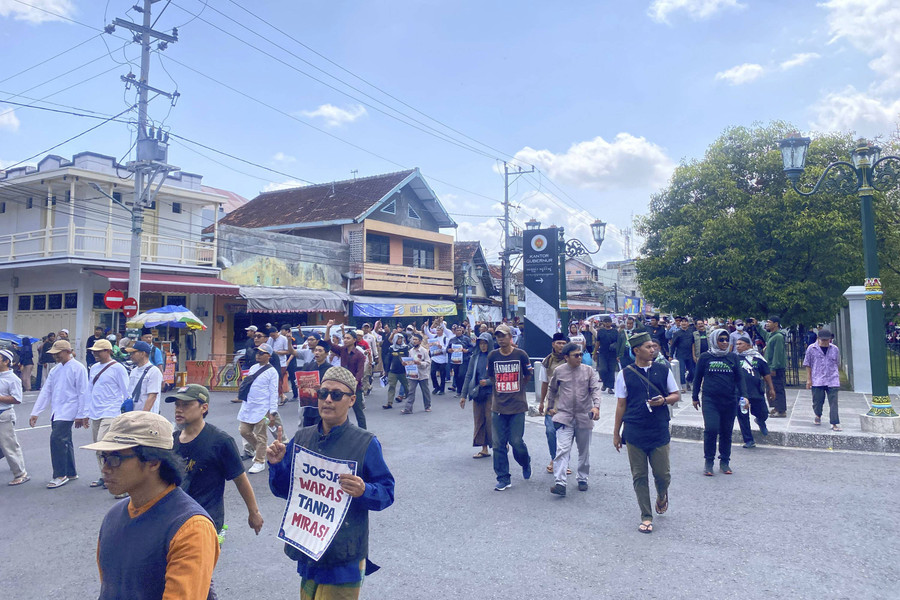Yogya Darurat Miras: Massa \'FUI Tolak Miras\' Datangi Kantor Gubernur dan DPRD - kumparan.com