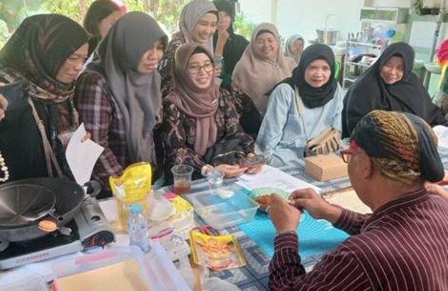 Tumbuhkan Minat Wirausaha Warga Surabaya, Dosen UHW Perbanas Berikan Pelatihan
