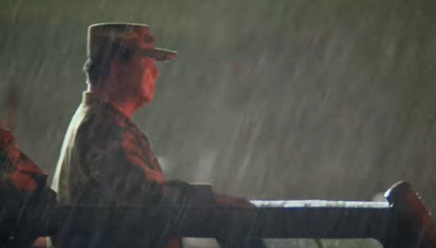 Di Bawah Guyuran Hujan, Prabowo Periksa Pasukan Parade Senja di Akmil