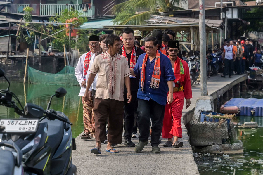 Foto: Pramono Anung Kunjungi Warga di Kampung Apung Jakbar - kumparan.com