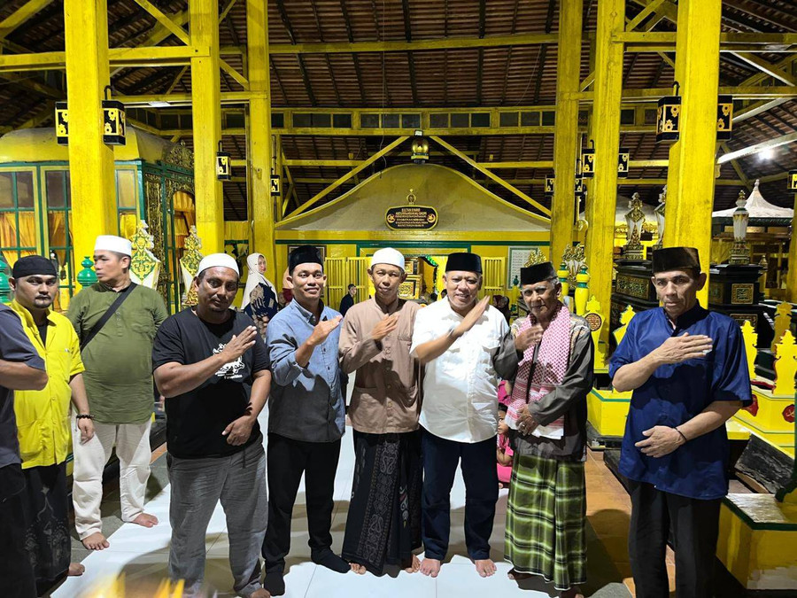 Kenang Perjuangan Sultan Syarif Abdurrahman, Muda Mahendrawan Ziarah ke Makam - kumparan.com