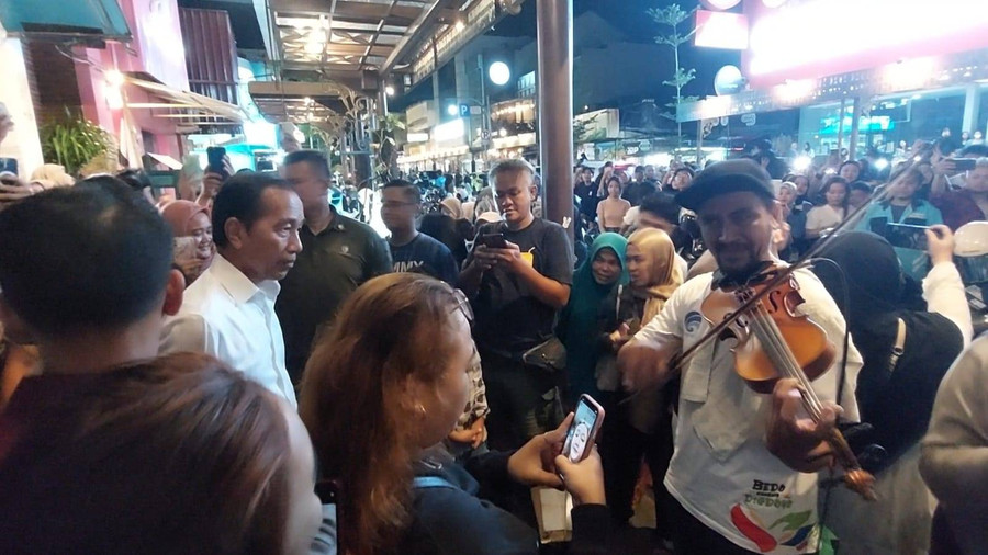 Malam Minggu Pertama usai Tak Jabat Presiden, Jokowi Jalan-jalan di Gatsu Solo - kumparan.com