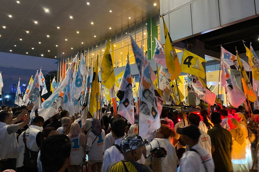 Gema Yel-yel Pendukung Paslon Jelang Debat Kedua Pilgub Jakarta di BCIS Ancol - kumparan.com