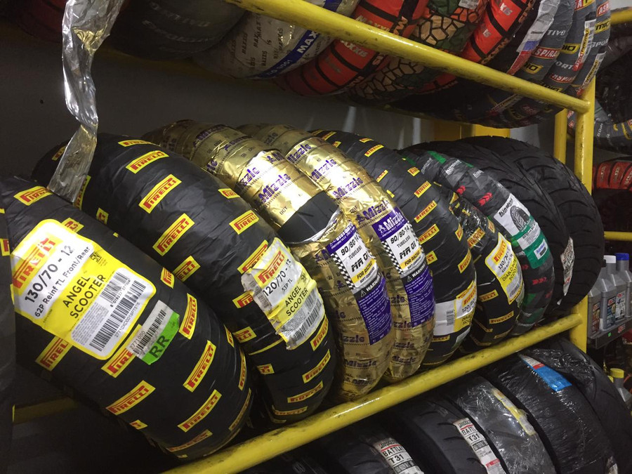 Ban Motor Baru Punya Lapisan Licin Mirip Lilin, Perlu Dibersihkan Dulu?