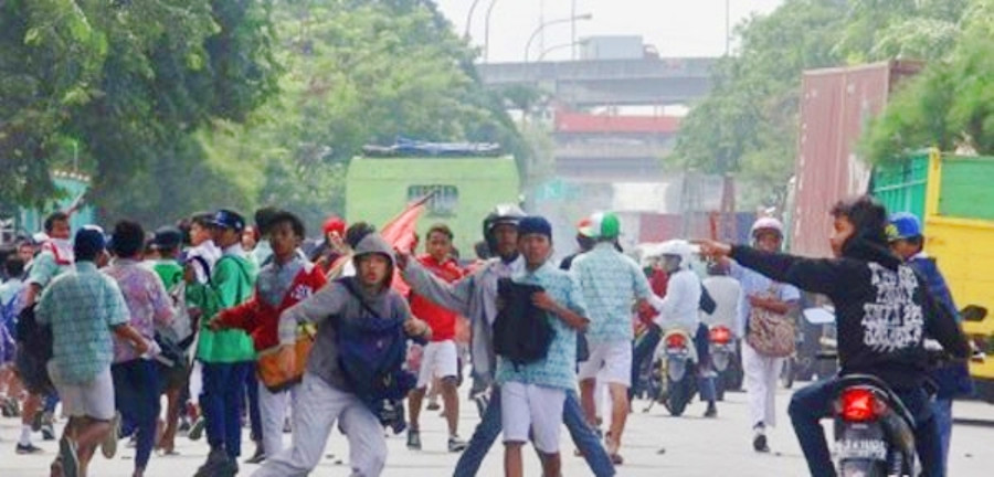 Tawuran Remaja di Jembatan Plumpang Jakut Sambil Lempar Molotov - kumparan.com