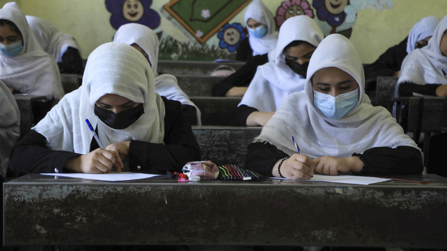 UNESCO: Taliban Sengaja Rampas Hak Sekolah 1,4 Juta Anak Perempuan Afghanistan - kumparan.com